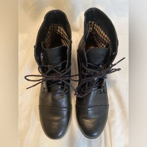 Women’s Kelly & Katie Tie Up Boots Sz 8.5
